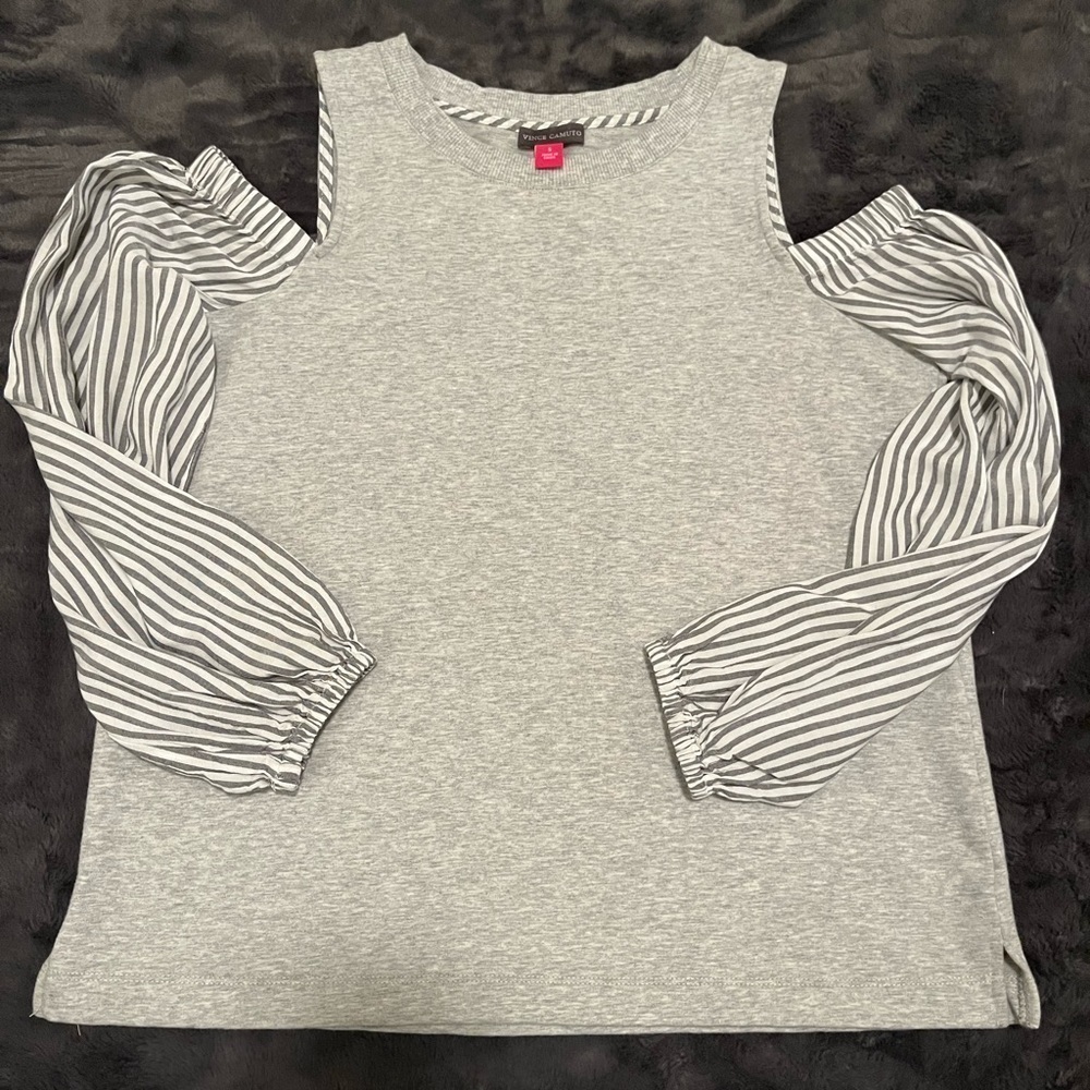 Vince Camuto cold shoulder top gray and blue size Small